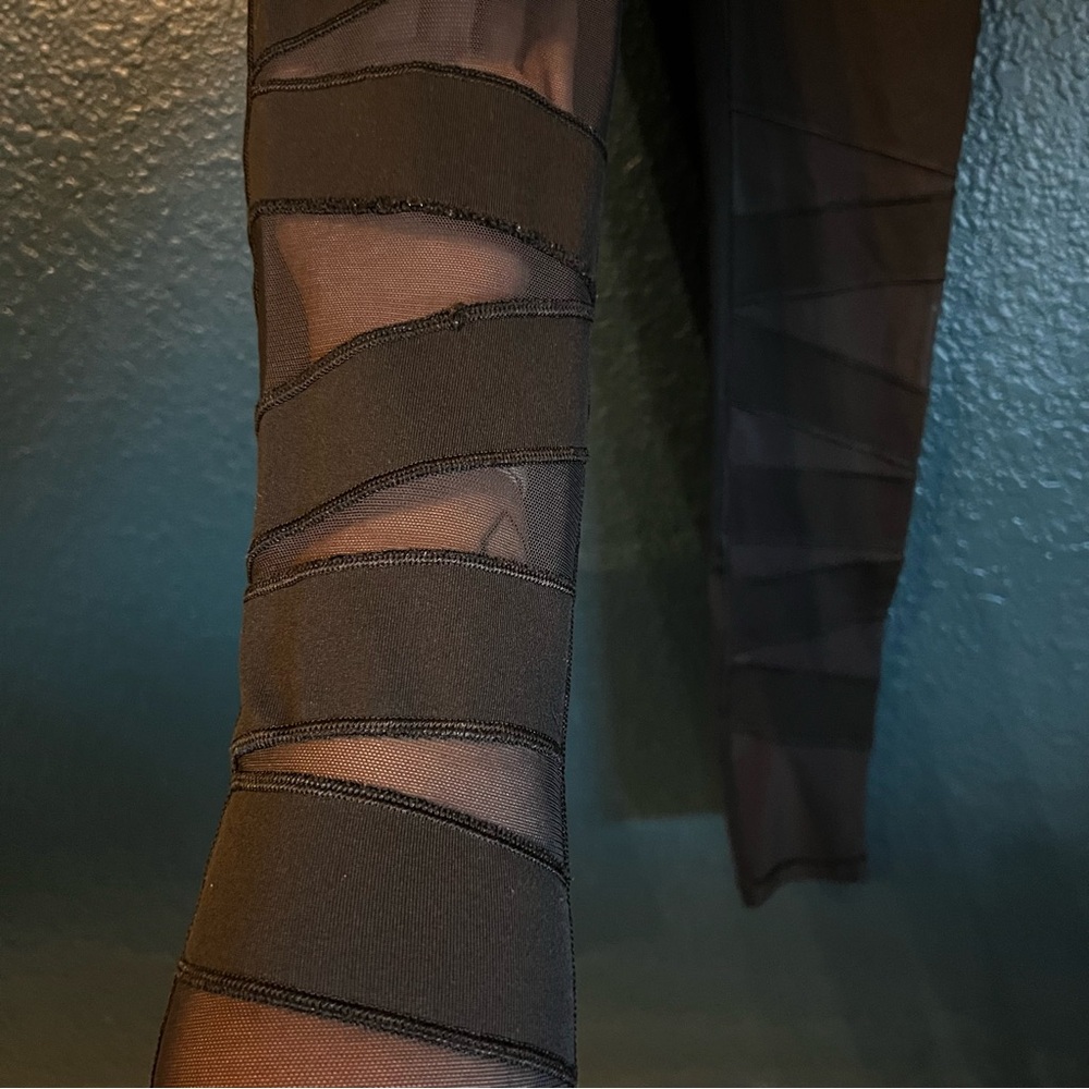 SUPER CUTE Ivivva Girls mesh leggings